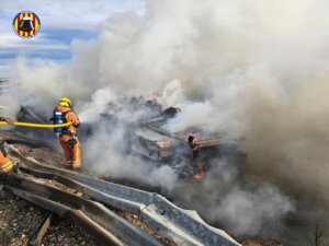 Un camión frigorífico vuelca y se incendia en la A-7 a la altura de Torrent